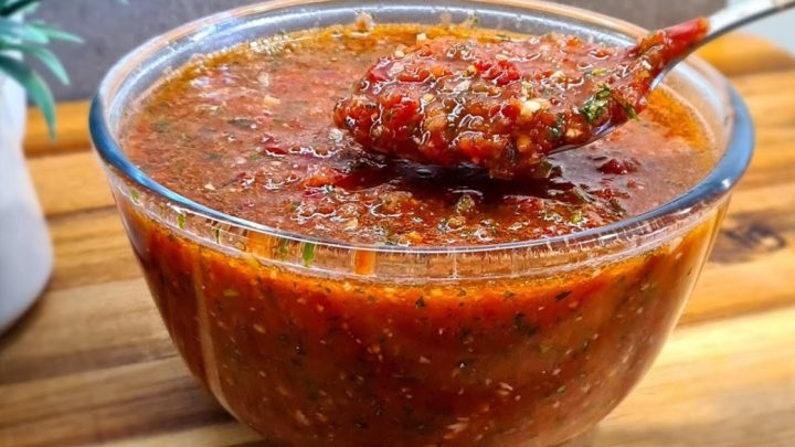 Domácí turecká chilli omáčka s paprikou