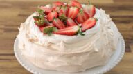 Dort Pavlova s ovocem a smetanovým krémem