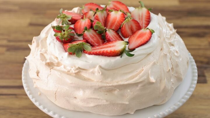 Dort Pavlova s ovocem a smetanovým krémem Dort Pavlova s ovocem a smetanovým krémem