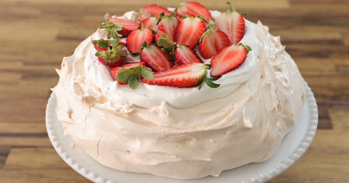 Dort Pavlova s ovocem a smetanovým krémem
