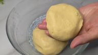 Koláč s pudinkem a jablky v karamelu