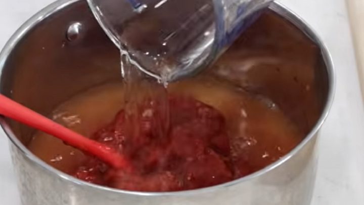 Kečup z protlaku s cibulí a česnekem