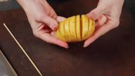 Pečená bramborová harmonika s omáčkou
