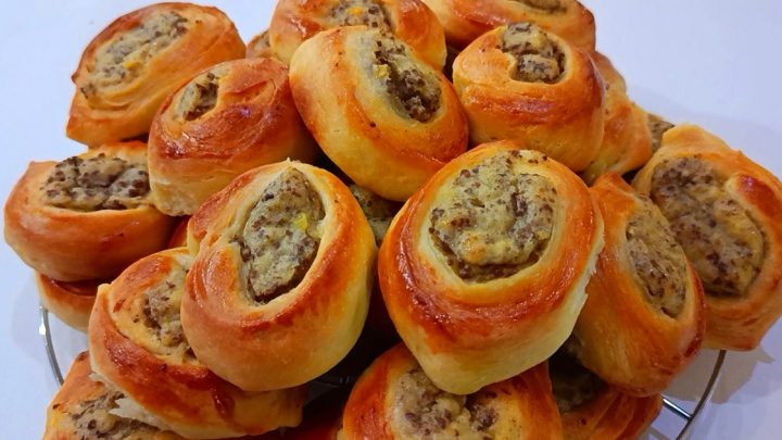 Koláčky s masovou náplní z kynutého těsta Koláčky s masovou náplní z kynutého těsta