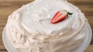 Dort Pavlova s ovocem a smetanovým krémem