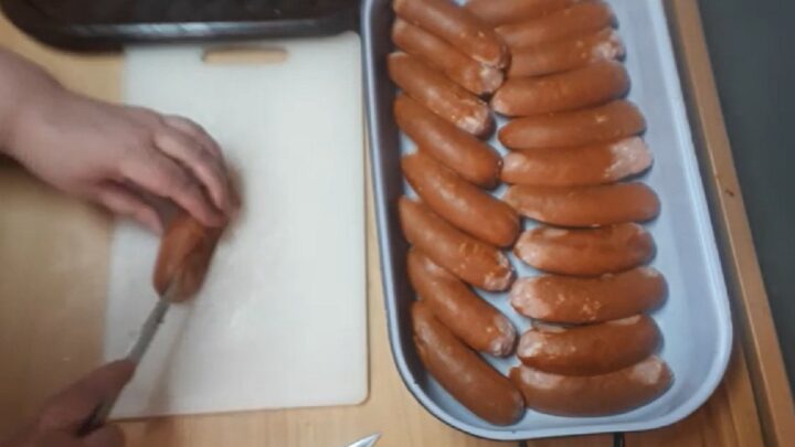 Pečené buřty na černém pivu s cibulí