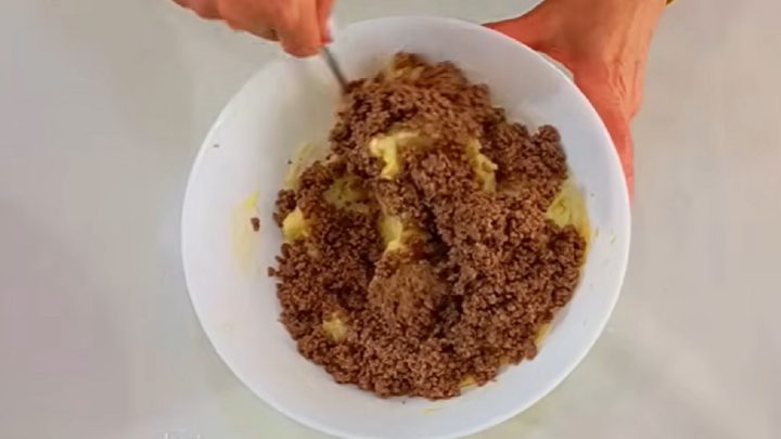 Koláčky s masovou náplní z kynutého těsta
