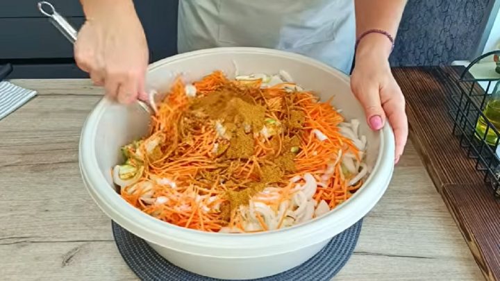 Cukety po korejsku s mrkví a česnekem