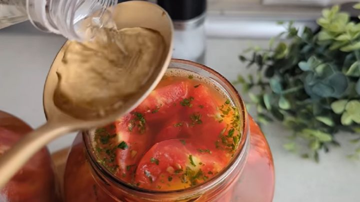 Pikantní nakládaná rajčata s bylinkami