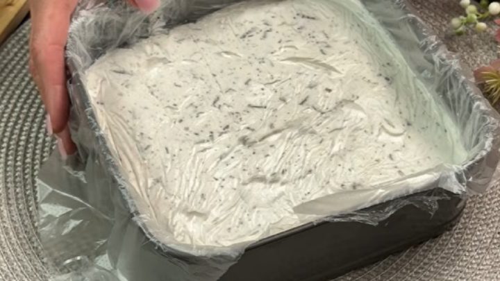 Zmrzlinový Stracciatella dort s čokoládou