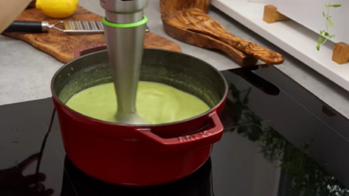 Cuketová polévka s krutony a koprem