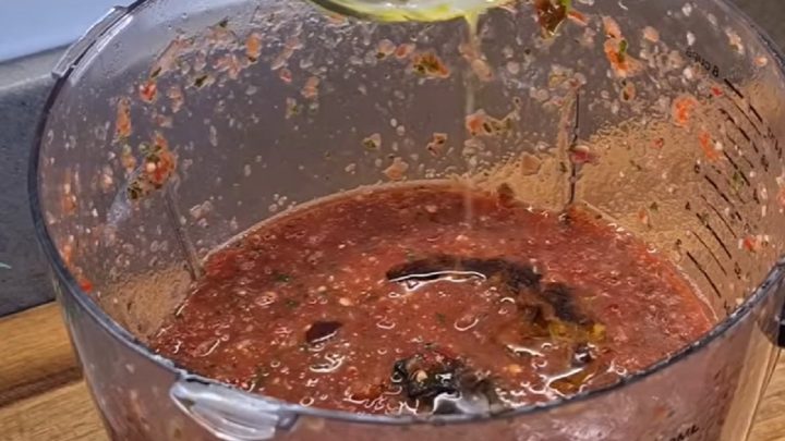 Domácí turecká chilli omáčka s paprikou