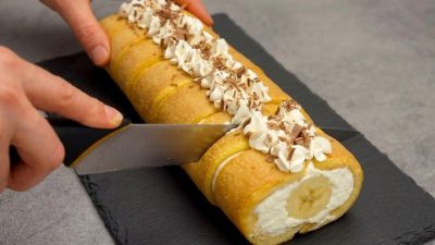 Nepečená roláda s banánem a šlehačkou