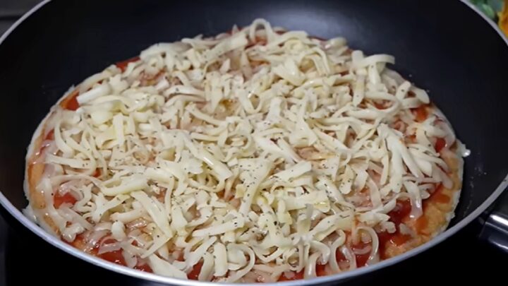 Rychlá domácí pizza bez hnětení se sýrem