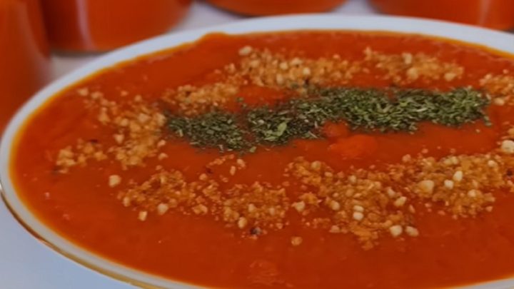 Pečená adžika s cibulí a česnekem