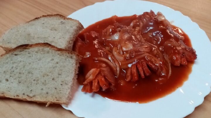 Pečené buřty na černém pivu s cibulí