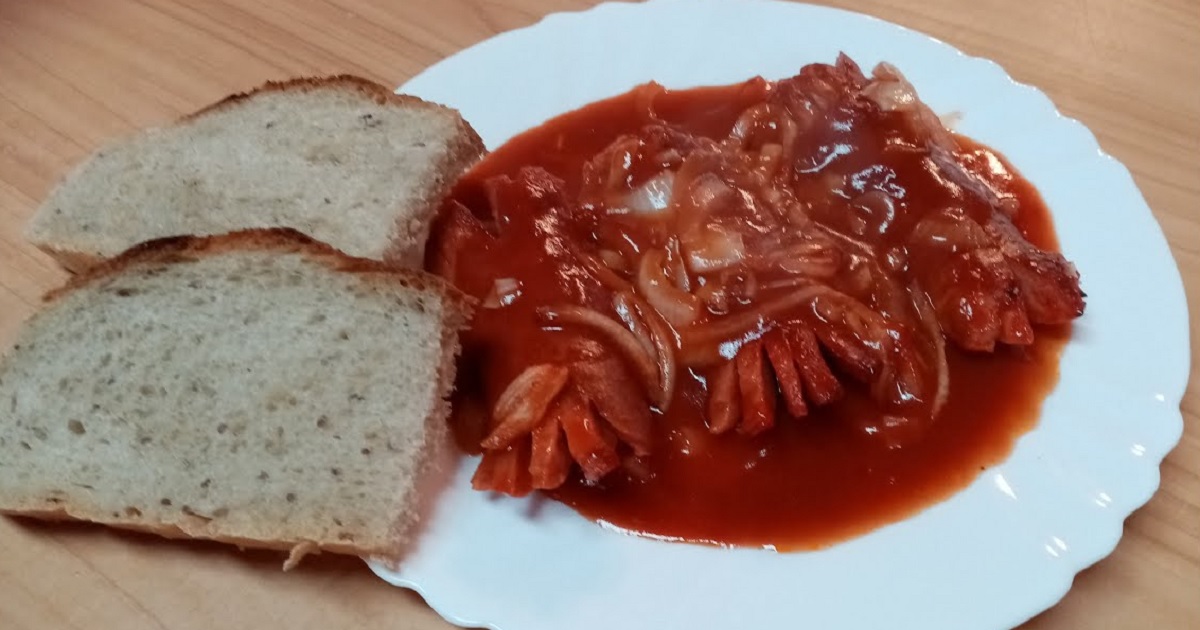 Pečené buřty na černém pivu s cibulí
