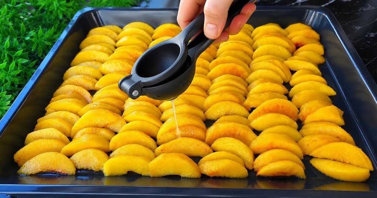 Pečený broskvový kompot se skořicí