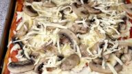 Rychlá domácí pizza na plech se sýrem