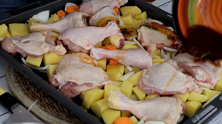 Pečená stehna s bramborami z 1 plechu