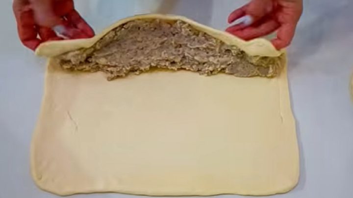 Koláčky s masovou náplní z kynutého těsta