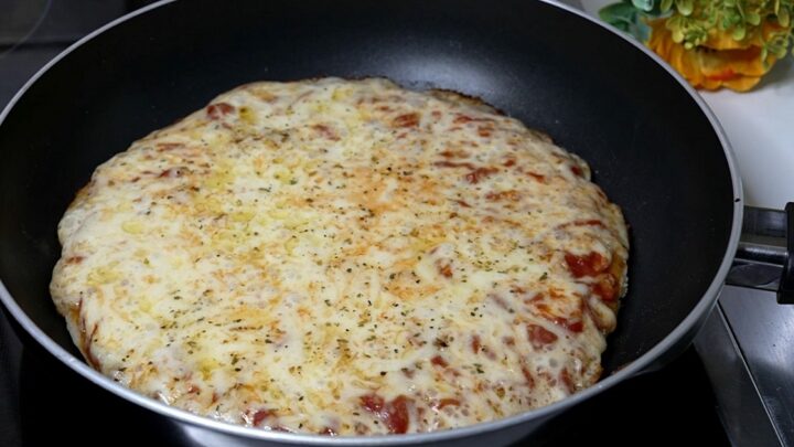 Rychlá domácí pizza bez hnětení se sýrem