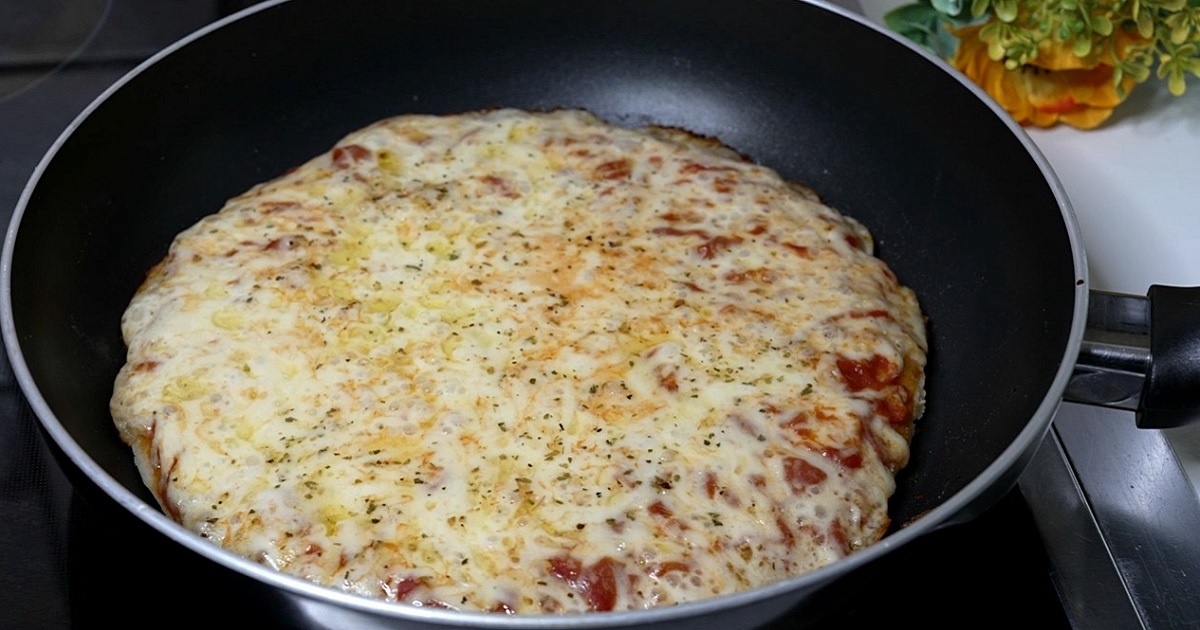 Rychlá domácí pizza bez hnětení se sýrem