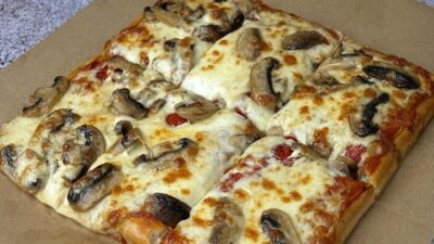 Rychlá domácí pizza na plech se sýrem