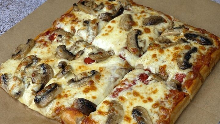 Rychlá domácí pizza na plech se sýrem