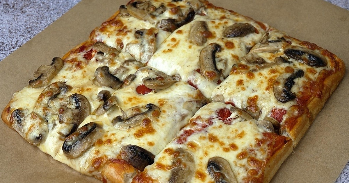 Rychlá domácí pizza na plech se sýrem