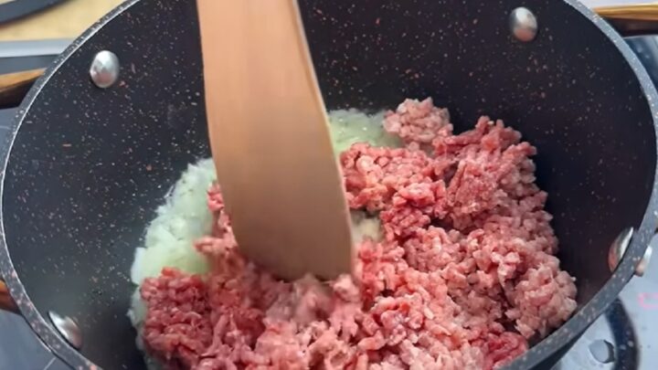 Polévka z červené čočky s mletým masem