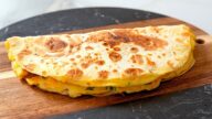 Tortillová omeleta s vejci a sýrem