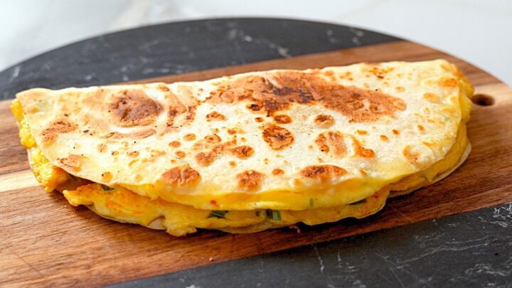 Tortillová omeleta s vejci a sýrem Tortillová omeleta s vejci a sýrem