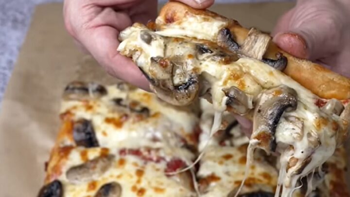 Rychlá domácí pizza na plech se sýrem
