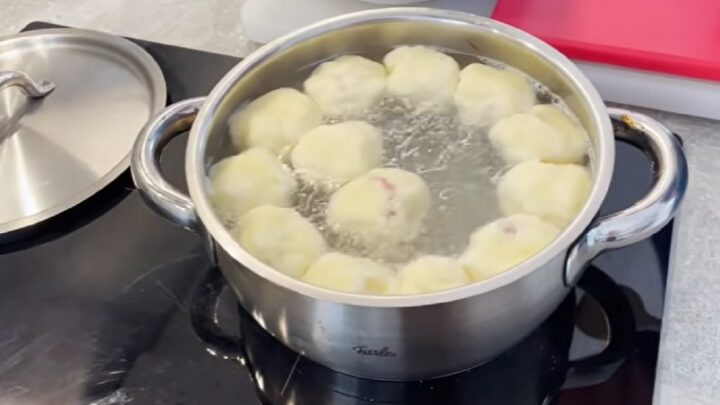 Lehké tvarohové knedlíky s jahodami