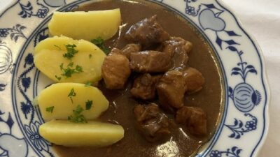 Vepřové kostky na houbách s cibulí