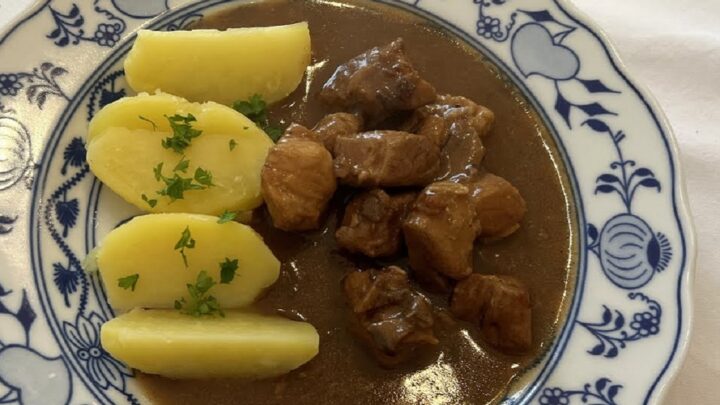 Vepřové kostky na houbách s cibulí Vepřové kostky na houbách s cibulí