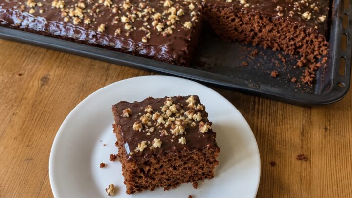 Vláčný perníkový koláč s čokoládovou polevou Vláčný perníkový koláč s čokoládovou polevou