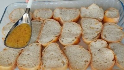 Zapečené chlebíčky s vejci a klobásou