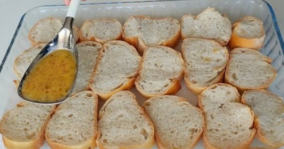 Zapečené chlebíčky s vejci a klobásou