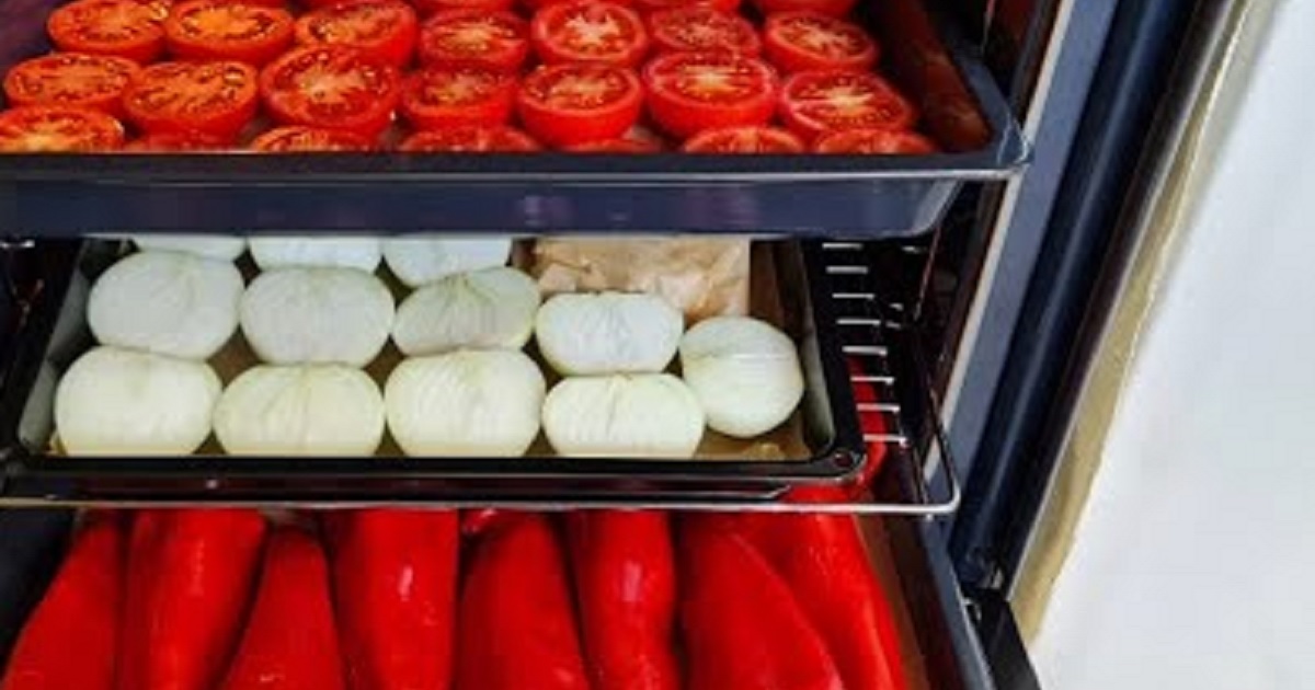 Pečená adžika s cibulí a česnekem