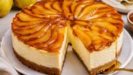 Zlatý cheesecake s karamelizovanými hruškami