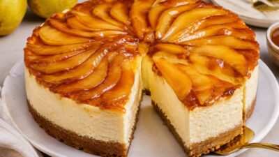 Zlatý cheesecake s karamelizovanými hruškami