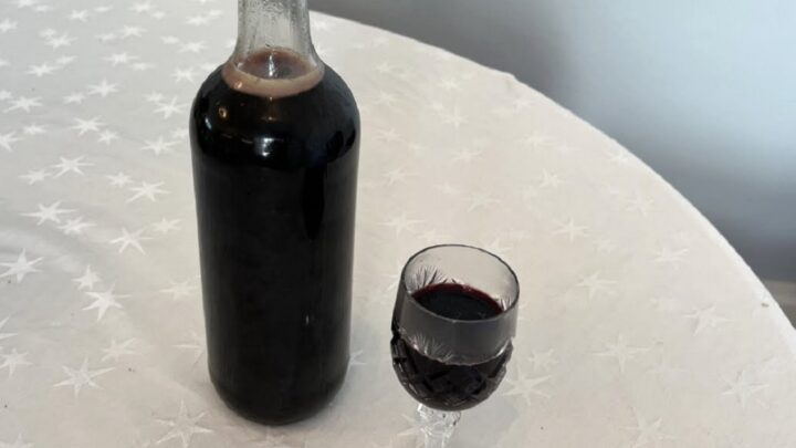 Likér z černého bezu s rumem a vanilkou