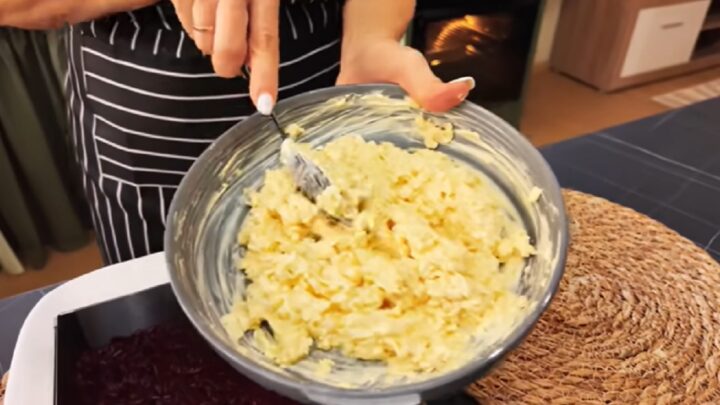Slaný nepečený dort z červené řepy