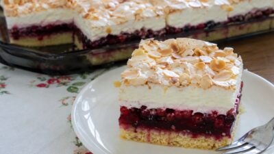 Nadýchaný dezert s mascarpone a rybízem