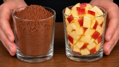 Rychlý dezert z kakaa a jablek sypaný cukrem