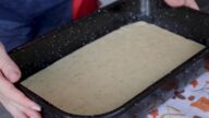 Dvoubarevný koláč s ořechy a čokoládou