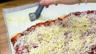 Pizza závin se šunkou a sýrem