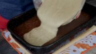 Dvoubarevný koláč s ořechy a čokoládou